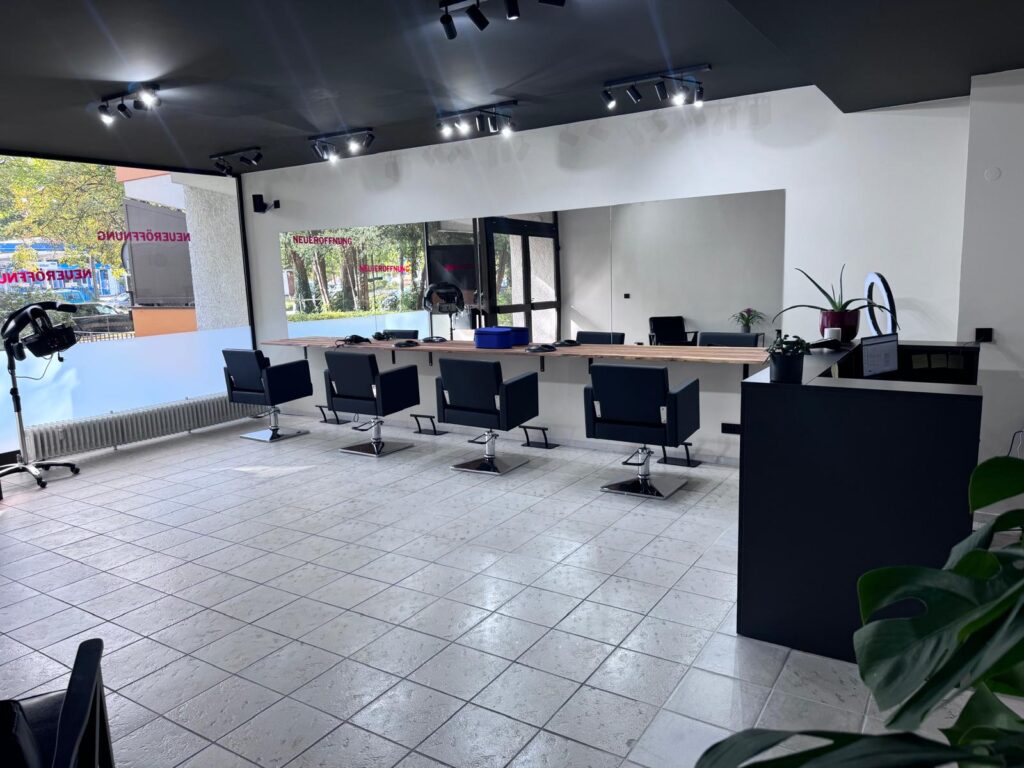 Bedienplätze mit Spiegeln und Friseurstühlen am Fenster im Salon Mey’s Hairlounge