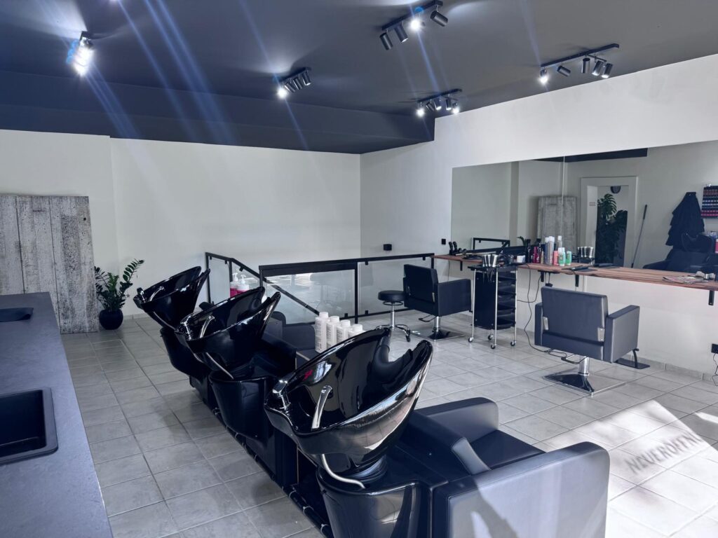 Waschbecken und Bedienplätze im Friseursalon Mey’s Hairlounge in München Am Hart